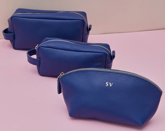 花嫁介添人用のパーソナライズされたモノグラムレザートイレタリーバッグ、レザージッパーポーチ、小さなハンドバッグオーガナイザー、コスメティックバッグ、メイクアップオーガナイザー