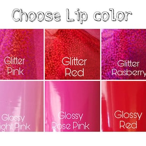 Pu&ograve; includere: Sei diversi colori di lucidalabbra: rosa glitterato, rosso glitterato, lampone glitterato, rosa chiaro lucido, rosa lucido e rosso lucido.