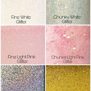 Pu&ograve; includere: Un collage di sei immagini che mostrano diversi tipi di glitter. La fila superiore mostra glitter bianco fine e glitter bianco spesso. La fila centrale mostra glitter rosa chiaro fine e glitter rosa chiaro spesso. La fila inferiore mostra glitter argento fine e glitter oro fine.