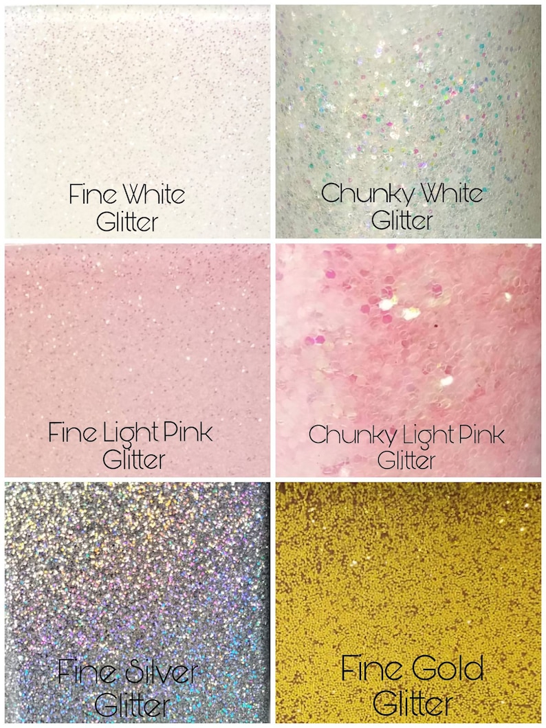 Pu&ograve; includere: Un collage di sei immagini che mostrano diversi tipi di glitter. La fila superiore mostra glitter bianco fine e glitter bianco spesso. La fila centrale mostra glitter rosa chiaro fine e glitter rosa chiaro spesso. La fila inferiore mostra glitter argento fine e glitter oro fine.