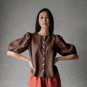 Puede incluir: Un juego de tres tazas de cerámica con un acabado mate moteado. Las tazas son de color crema, gris claro y gris oscuro. Cada taza tiene un diseño simple y minimalista y un asa redondeada.