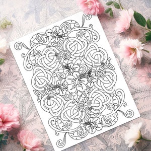Puede incluir: Una p&aacute;gina para colorear imprimible en blanco y negro que presenta un intrincado dise&ntilde;o de nudo celta con acentos florales. El dise&ntilde;o incluye una flor central con m&uacute;ltiples p&eacute;talos y hojas, rodeada de un complejo patr&oacute;n de nudos y remolinos entrelazados.