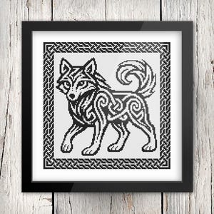 Peut inclure: Illustration encadrée en noir et blanc d'un loup stylisé orné de motifs celtiques. Le loup est entouré d'une bordure assortie. L'œuvre est présentée sur fond blanc et encadrée dans un cadre noir, idéale pour la décoration.