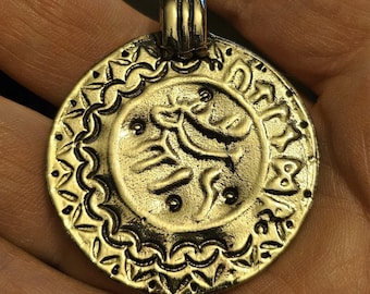UTLNDR pendant - bracteate-inspired medieval design in bronze