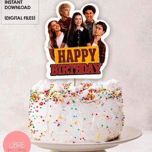 Könnte beinhalten: Ein runder weißer Kuchen mit bunten Streuseln, gekrönt von einem ausgestanzten Tortenaufleger mit fünf jungen Leuten und dem Text HAPPY BIRTHDAY in Gelb und Rot. Das Bild enthält den Text INSTANT DOWNLOAD (DIGITAL FILES).