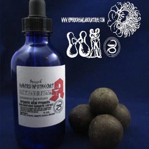 Op de afbeelding: Een blauwe glazen fles met een druppelaar, met het label "Spagpril ASATRU APOTHECART HYPERBOREAN LABORATORIES organic Altai Propolis Concentrated Spayric Extract 4 oz.". De fles staat op een blauwe ondergrond met vier bruine, ronde voorwerpen ervoor.