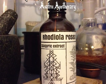 Puede incluir: Una botella de vidrio marrón con una etiqueta blanca que dice "Rhodiola rosea spagyric extract". La etiqueta también presenta una ilustración en blanco y negro de una planta y un diseño geométrico. La botella está sobre una superficie de madera.