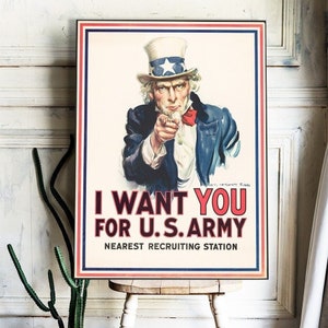 Könnte beinhalten: Vintage US Army Rekrutierungsplakat mit Onkel Sam, der mit dem Finger auf den Betrachter zeigt. Der Text "I WANT YOU FOR U.S. ARMY" ist fett gedruckt. Das Plakat hat ein rot-weiß-blaues Farbschema und ist in einem Rahmen auf einem Holzschemel ausgestellt.
