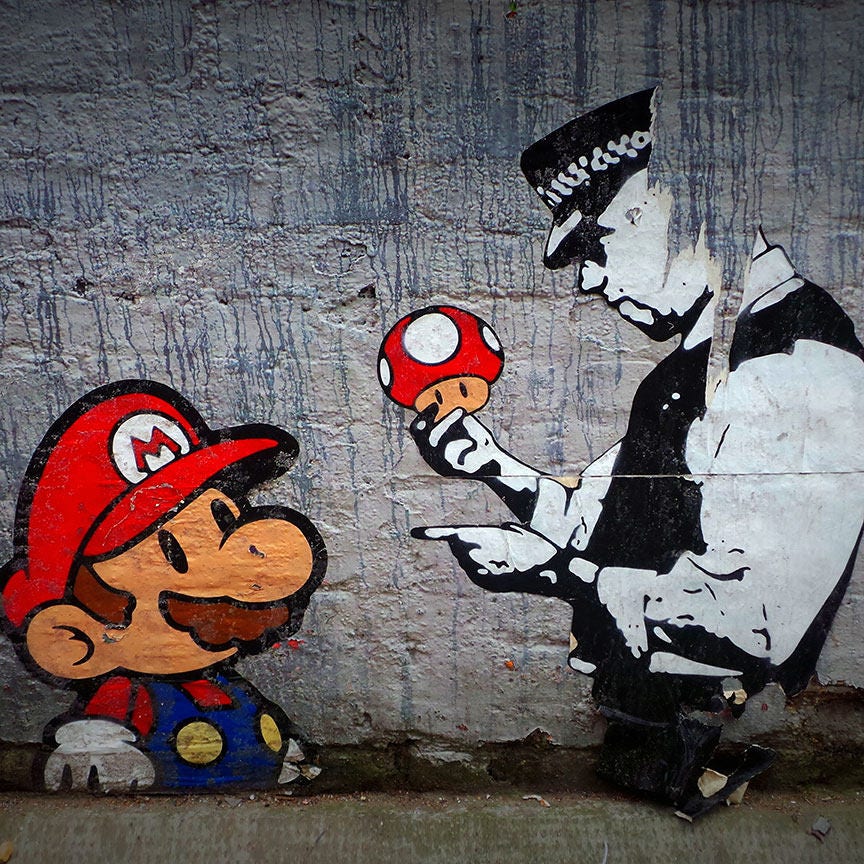 バンクシーのマリオと警官のグラフィティストリートアート、大きな