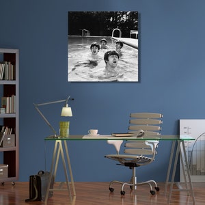 Puede incluir: Fotograf&iacute;a en blanco y negro de The Beatles en una piscina. Los miembros de la banda est&aacute;n en el agua, con la cabeza fuera de la superficie, y parecen estar cantando o gritando. La imagen se muestra como arte mural.