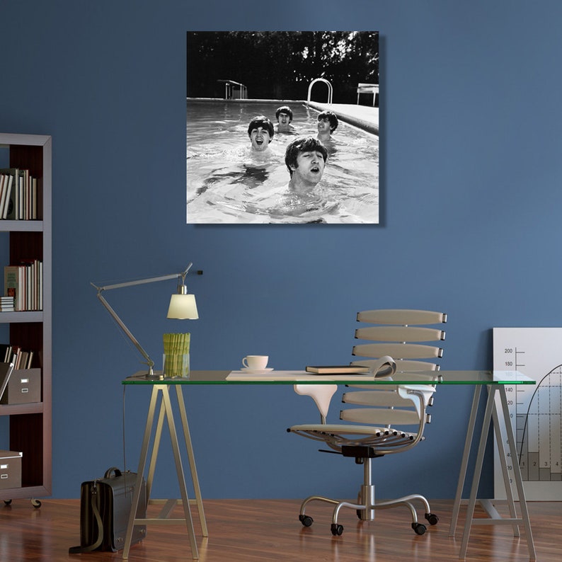 Puede incluir: Fotograf&iacute;a en blanco y negro de The Beatles en una piscina. Los miembros de la banda est&aacute;n en el agua, con la cabeza fuera de la superficie, y parecen estar cantando o gritando. La imagen se muestra como arte mural.