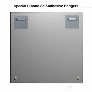 Puede incluir: Panel cuadrado plateado con el texto "Special Dibond Self-adhesive Hangers" en la parte superior. Presenta dos colgadores adhesivos rectangulares grises en la parte superior y dos peque&ntilde;as almohadillas adhesivas cuadradas en la parte inferior. Dise&ntilde;ado para colgar.