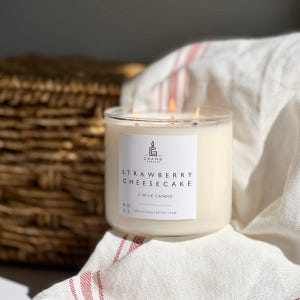 Vela de Soja com Cheesecake de Morango – Vela de Sobremesa Doce para Ela | Presente para Melhor Amiga | Aroma e Aromaterapia Doméstica Não Tóxica e de Queima Limpa