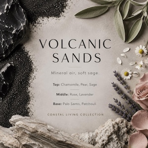 Puede incluir: Una etiqueta de producto titulada VOLCANIC SANDS con notas aromáticas: Top: Chamomile, Pear, Sage; Middle: Rose, Lavender; Base: Palo Santo, Patchouli. El diseño incluye rocas volcánicas negras, arena negra fina, hojas de salvia, margaritas blancas y pétalos de rosa.