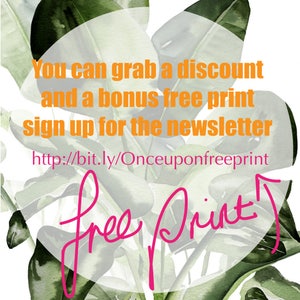 以下が含まれることがあります： 中央に白い円がある緑の葉の植物。円には「You can grab a discount and a bonus free print sign up for the newsletter http://bit.ly/Onceuponfreeprint Free Print!」というテキストが含まれています。