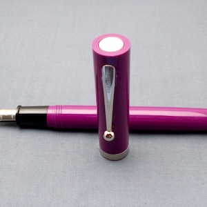 Pluma estilográfica Sheaffer NO NONSENSE vintage, fabricada en EE. UU., color morado
