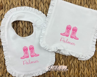 Conjunto de tela de eructo de bota de vaquera para niñas bordadas, regalo de baby shower personalizado para niña, conjunto de tela de eructo de babero occidental, regalo de monograma de niña