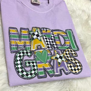 女性用マルディグラ シャツ、マルディグラ ドゥードゥル シャツ、女の子用ファット チューズデー シャツ、パレード用お揃いシャツ、ニューオーリンズ ガール トリップ シャツ
