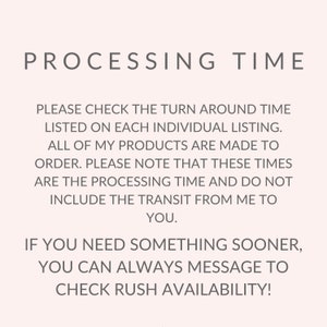以下が含まれることがあります： 白い背景に「PROCESSING TIME」というテキストが表示され、それに続いて、個々のリストの処理時間を確認するための指示が続きます。テキストには、すべての製品が注文を受けてから作られること、処理時間には輸送時間は含まれないことも記載されています。テキストは、何かを急いでいる場合は、急ぎの配送の可否を確認するための指示で締めくくられています。
