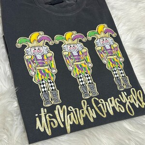 女性用マルディグラ シャツ、マルディグラ ドゥードゥル シャツ、女の子用ファット チューズデー シャツ、パレード用お揃いシャツ、ニューオーリンズ ガール トリップ シャツ