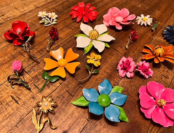 19 vintage flower pins/brooches lot and one pair … - image 5