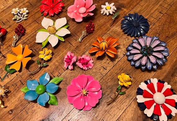 19 vintage flower pins/brooches lot and one pair … - image 3