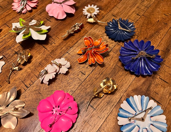 19 vintage flower pins/brooches lot and one pair … - image 9