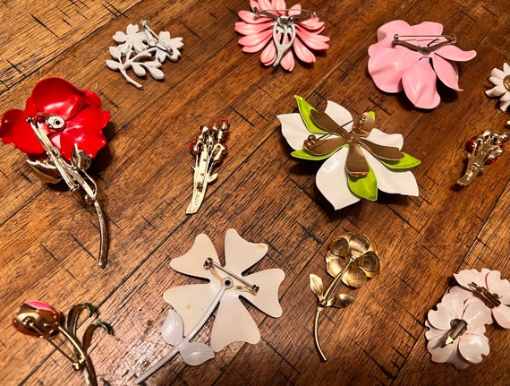 19 vintage flower pins/brooches lot and one pair … - image 8
