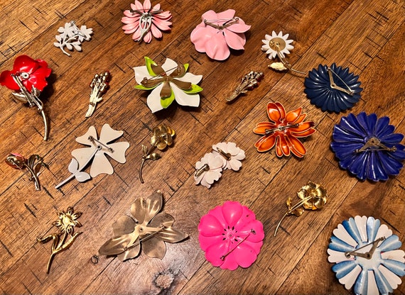 19 vintage flower pins/brooches lot and one pair … - image 7