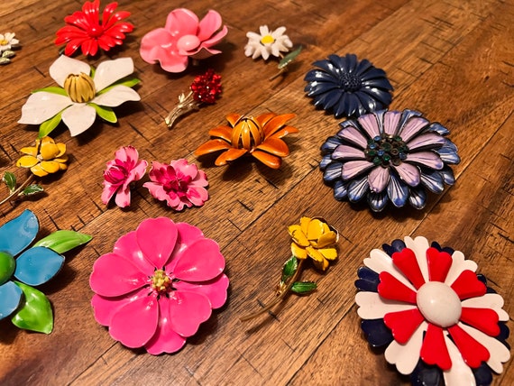 19 vintage flower pins/brooches lot and one pair … - image 4