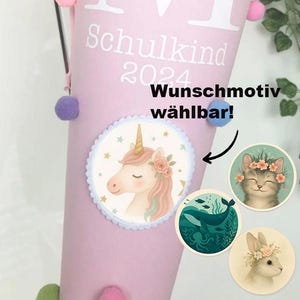 Könnte beinhalten: Eine rosa Schultüte mit dem Text "Schulkind 2024" und "Wunschmotiv wählbar!". Ein runder Aufkleber mit einer Einhorn-Illustration ist angebracht. Zusätzliche Aufkleberoptionen sind Katze, Wal und Hase.