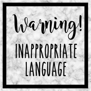 Könnte beinhalten: Ein quadratisches Schild mit schwarzem Rand und marmorähnlichem Hintergrund. Die Worte "Warning! INAPPROPRIATE LANGUAGE" sind in schwarzer, fetter und stilisierter Schrift geschrieben.