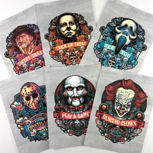 Może przedstawiać: Sześć grafik o tematyce horroru z kultowymi postaciami, takimi jak Freddy Krueger i Pennywise. Każda grafika ma unikalny design z napisami takimi jak "Sweet Dreams" i "Trick or Treat", otoczonymi motywami kwiatowymi i czaszkami.