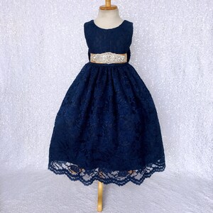 Vestido de niña de flores azul marino con encaje francés y diamantes de imitación hasta los tobillos con espalda en V imagen 4