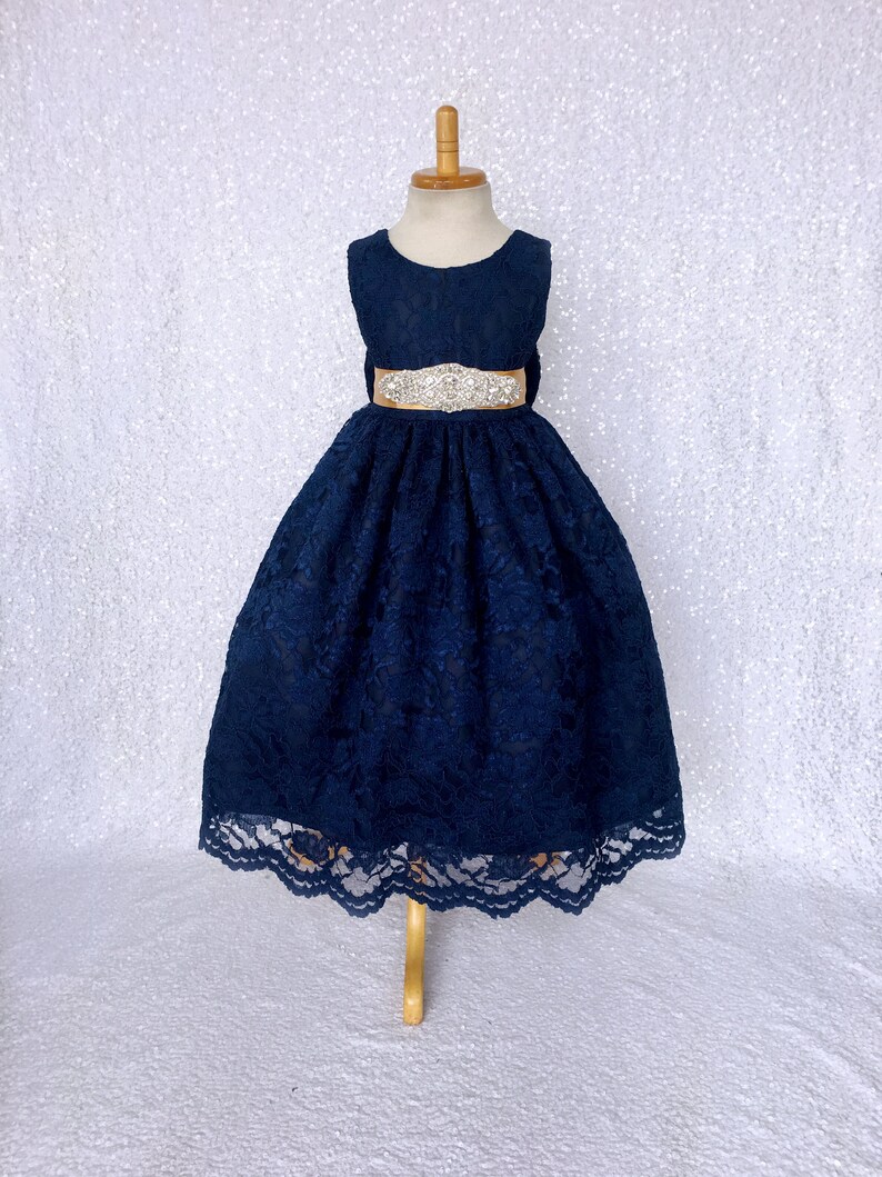 Vestido de niña de flores azul marino con encaje francés y diamantes de imitación hasta los tobillos con espalda en V imagen 4
