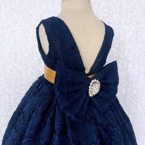 Vestido de niña de flores azul marino con encaje francés y diamantes de imitación hasta los tobillos con espalda en V imagen 2