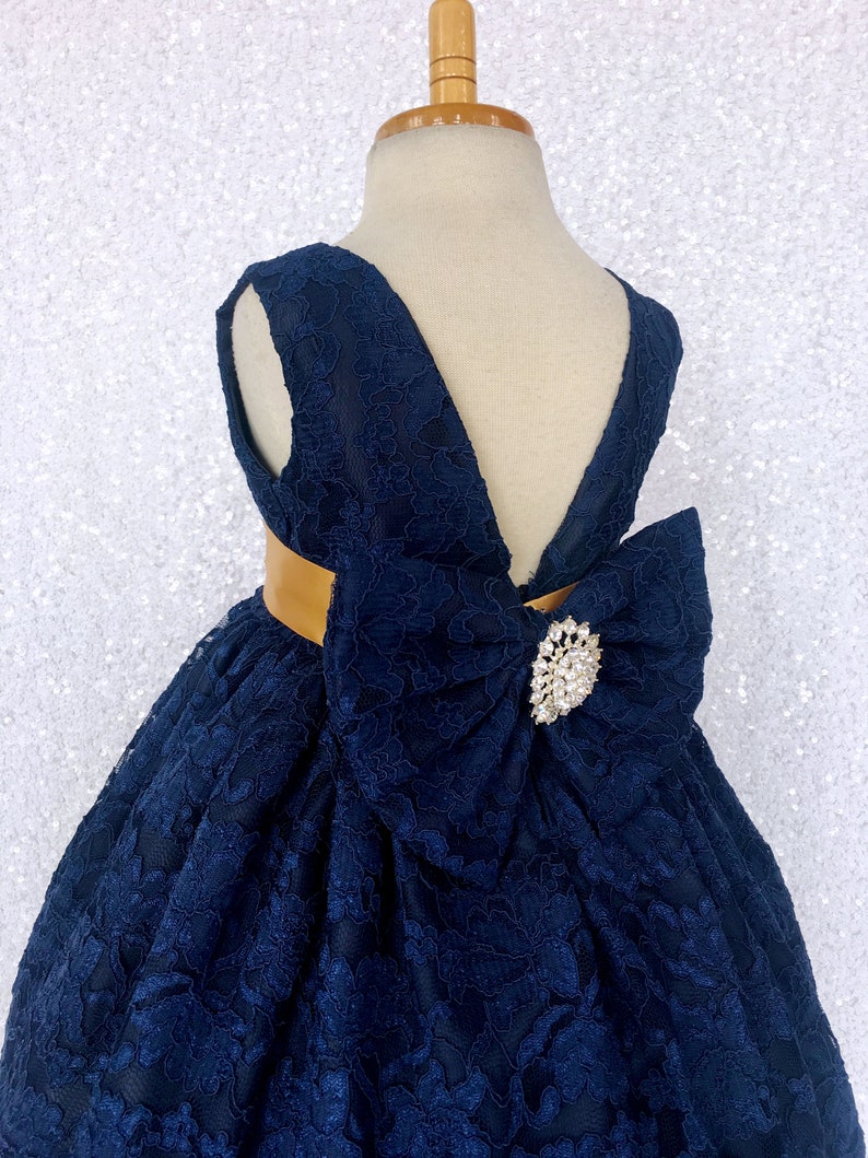 Vestido de niña de flores azul marino con encaje francés y diamantes de imitación hasta los tobillos con espalda en V imagen 2