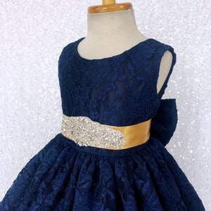 Vestido de niña de flores azul marino con encaje francés y diamantes de imitación hasta los tobillos con espalda en V imagen 6