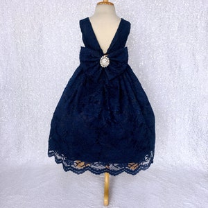 Vestido de niña de flores azul marino con encaje francés y diamantes de imitación hasta los tobillos con espalda en V imagen 7