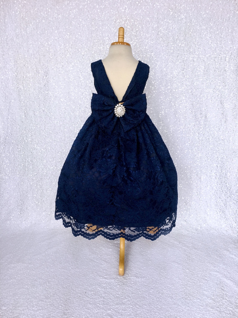 Vestido de niña de flores azul marino con encaje francés y diamantes de imitación hasta los tobillos con espalda en V imagen 7