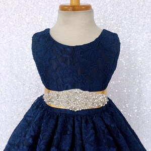 Vestido de niña de flores azul marino con encaje francés y diamantes de imitación hasta los tobillos con espalda en V imagen 5