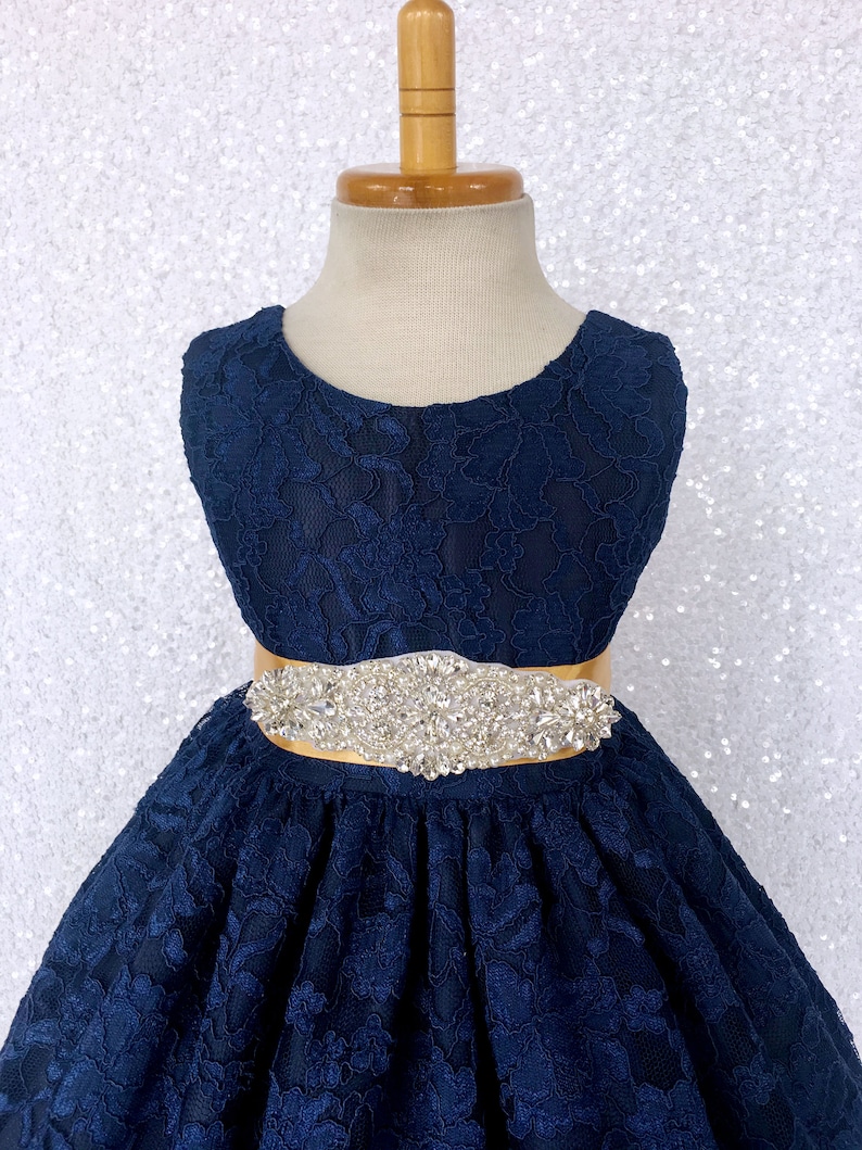Vestido de niña de flores azul marino con encaje francés y diamantes de imitación hasta los tobillos con espalda en V imagen 5
