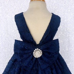 Vestido de niña de flores azul marino con encaje francés y diamantes de imitación hasta los tobillos con espalda en V imagen 8