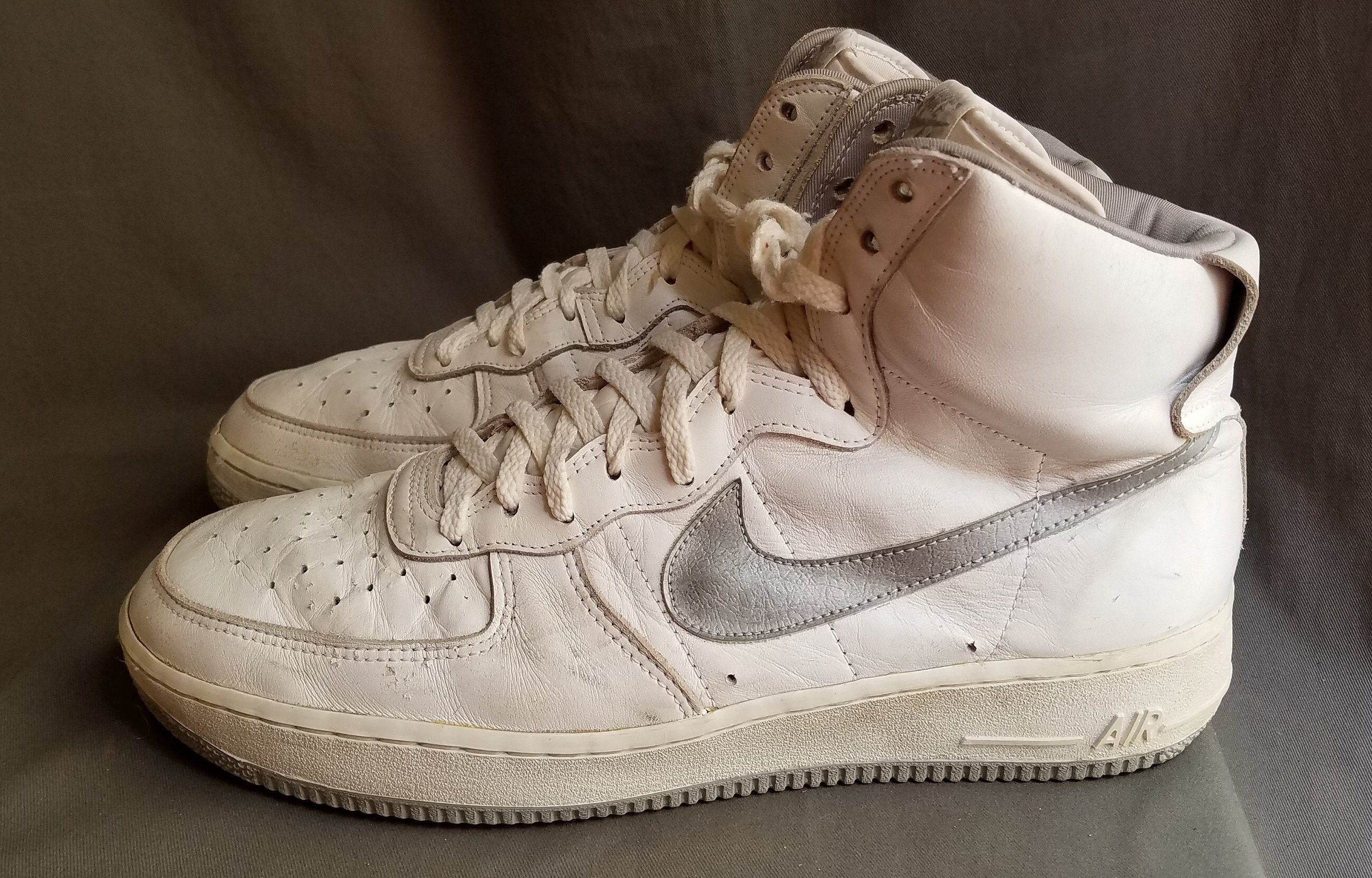 white nike air high tops