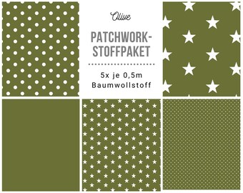 Könnte beinhalten: Ein Patchwork-Stoffpaket in Olivgrün mit fünf verschiedenen Mustern: Punkte, Sterne, kleine Sterne und zwei unifarbene Stoffe. Das Paket enthält 5 Stoffstücke, jedes mit einer Größe von 0,5 Metern. Der Text auf dem Etikett lautet "Olive Patchwork-Stoffpaket 5x je 0,5m Baumwollstoff".