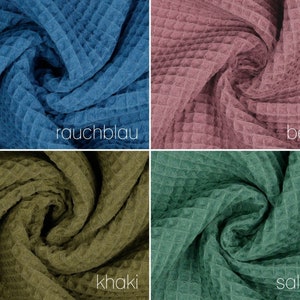May include: Four fabric swatches in different colors: a dark blue, a light pink, a dark green, and a dark olive green. The fabric has a waffle texture. The swatches are labeled "rauchblau", "beere", "salbei", and "khaki".