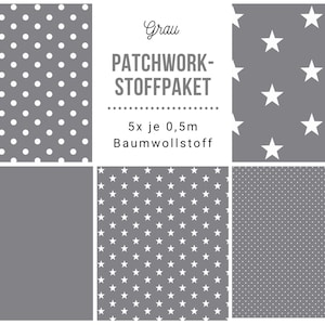 May include: A patchwork fabric bundle in grey with five different patterns: white polka dots, white stars, white stars, solid grey, and white dots on grey. The bundle includes 5 pieces of fabric, each measuring 0.5 metres. The text on the label reads "Grau Patchwork-Stoffpaket 5x je 0,5m Baumwollstoff".