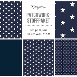Peut inclure: Un lot de tissu patchwork bleu marine avec cinq motifs différents : des pois blancs, des étoiles blanches, de petites étoiles blanches, de grandes étoiles blanches et de petits pois blancs. Le lot comprend 5 morceaux de tissu, chacun mesurant 0,5 mètre. Le texte "Navyblau PATCHWORK-STOFFPAKET 5x je 0,5m Baumwollstoff" est imprimé sur une étiquette blanche.