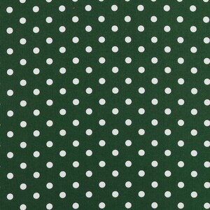 Pode incluir: Tecido verde escuro com um padrão repetitivo de bolinhas brancas. As bolinhas são espaçadas uniformemente, criando um design clássico e simples. O tecido tem uma textura suave.