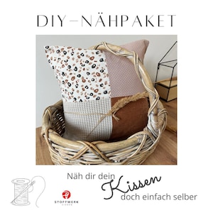 May include: DIY sewing kit for a cushion with a leopard print, waffle fabric, and corduroy fabric. The kit includes instructions and all the materials needed to make the cushion. The text on the image reads "DIY-NÄHPAKET" and "Näh dir dein Kissen doch einfach selber".